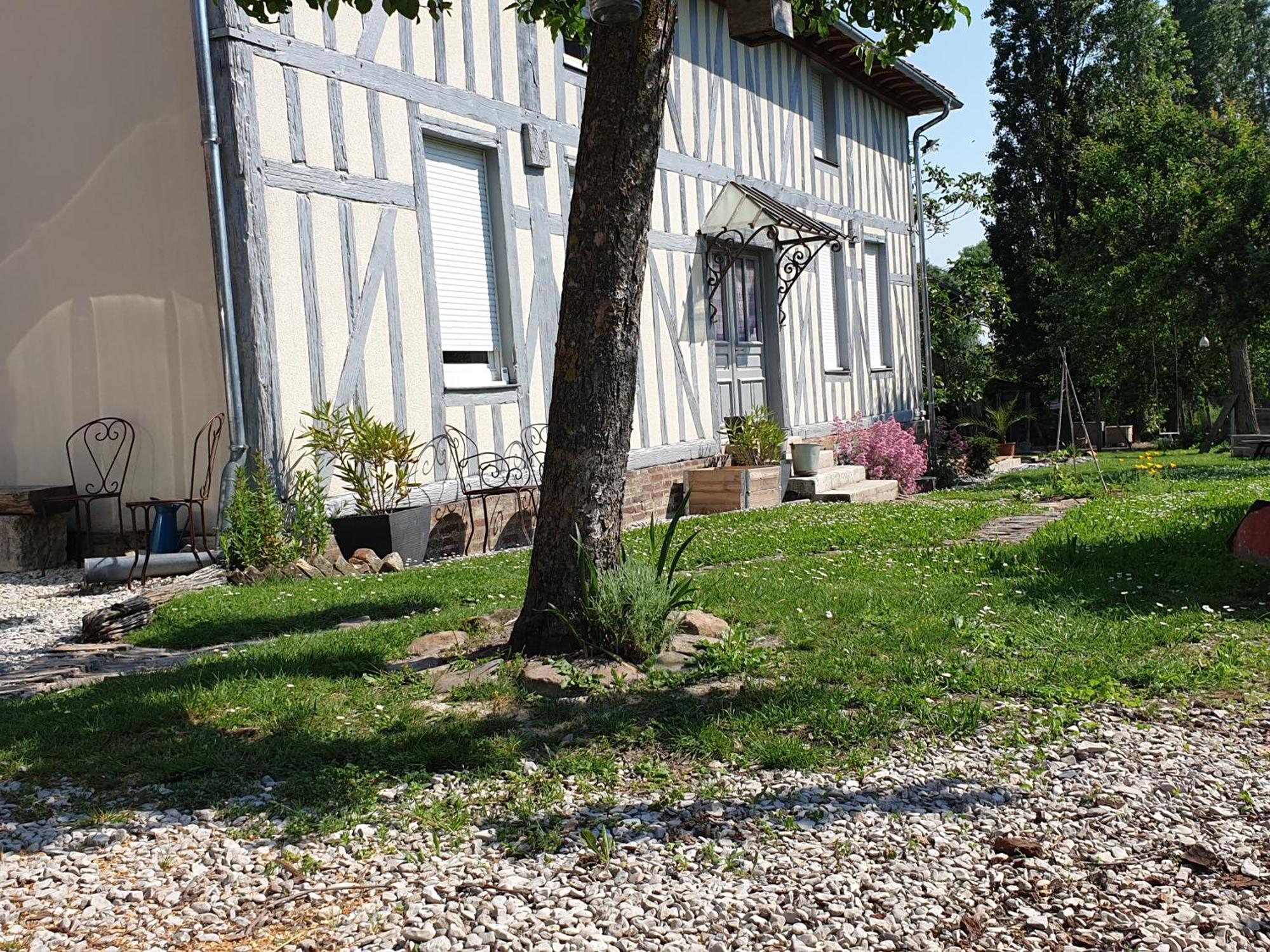 Sous Les Toits Bed and Breakfast Dosches Eksteriør billede