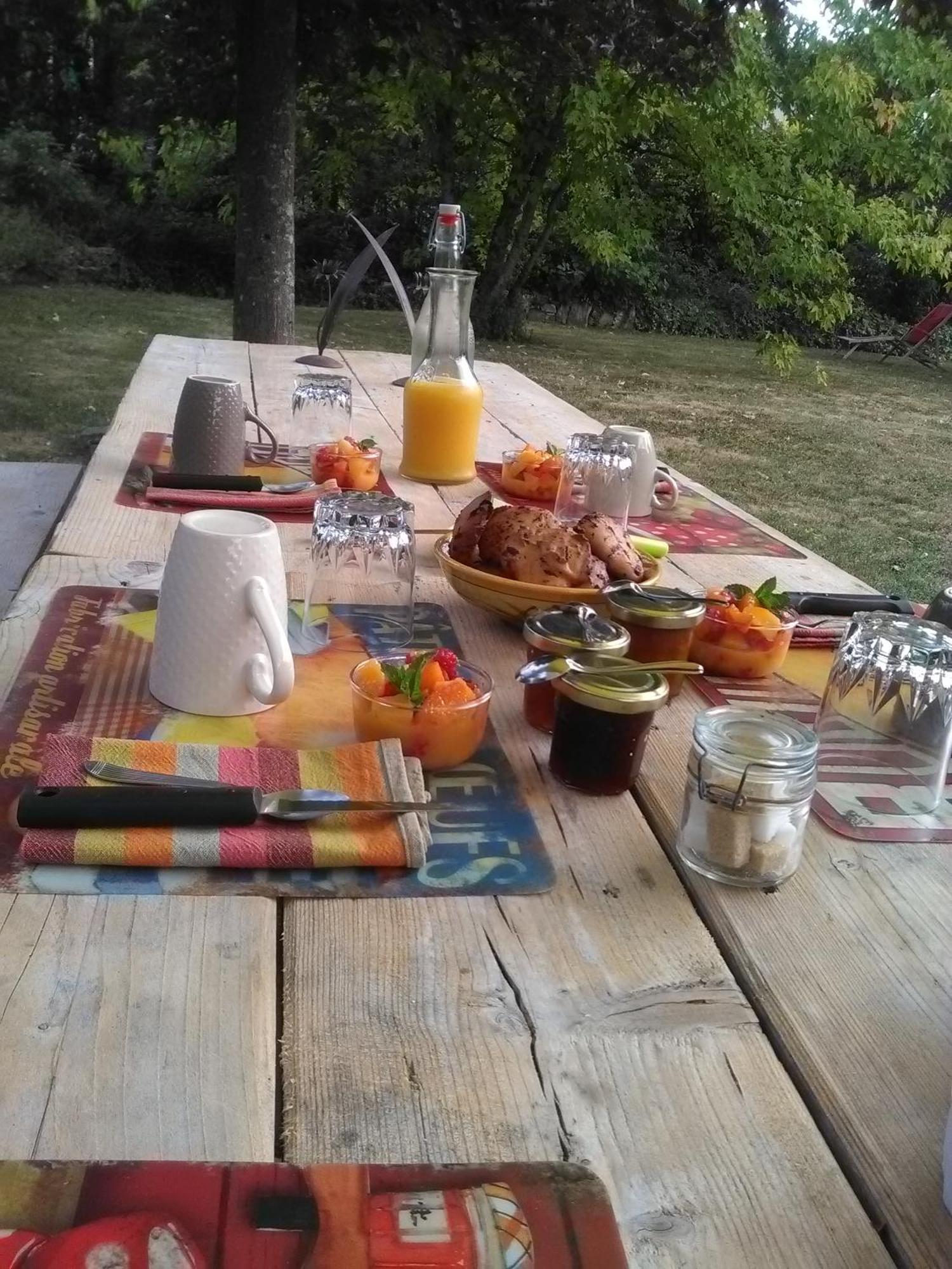 Sous Les Toits Bed and Breakfast Dosches Eksteriør billede